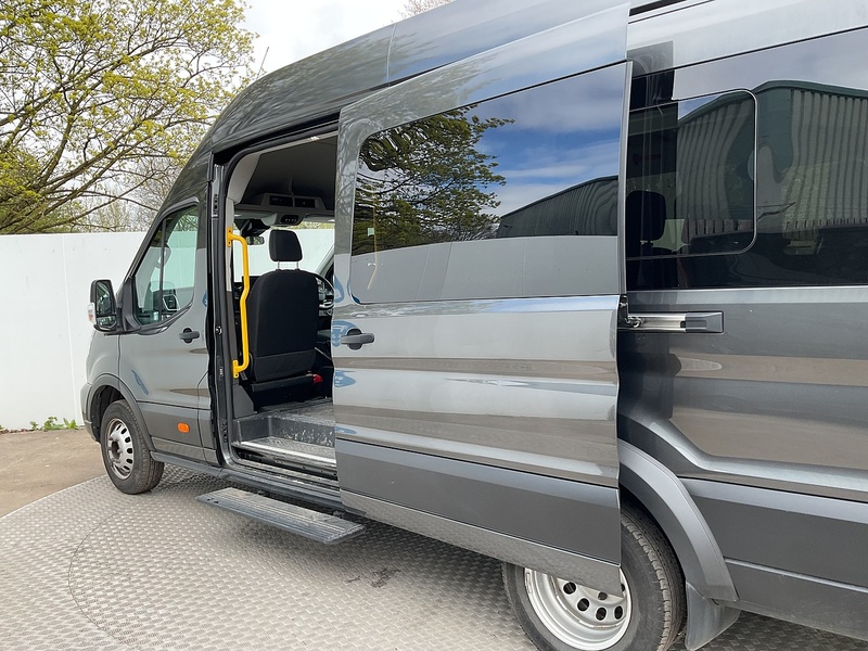 Ford 460 EcoBlue Limited 17 Seater 