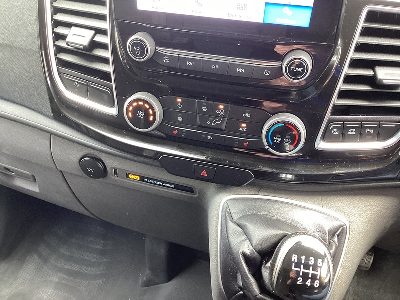 Ford 300 EcoBlue Limited LWB L/R A/C Euro 6