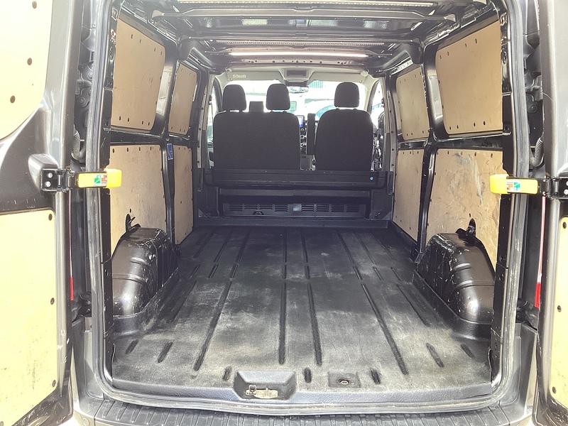 Ford 300 EcoBlue Limited LWB L/R A/C Euro 6