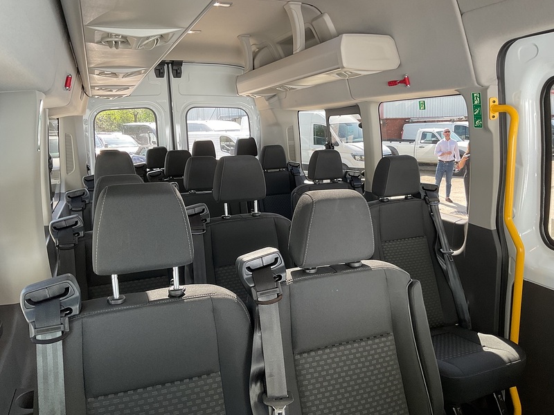 Ford 460 EcoBlue Trend 17 Seater