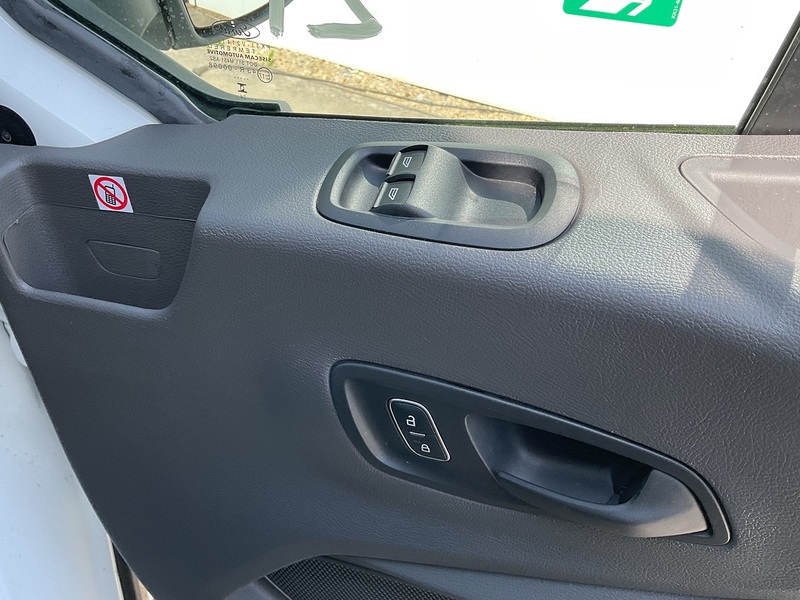 Ford 460 EcoBlue Trend 17 Seater