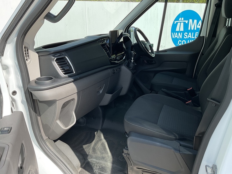 Ford 460 EcoBlue Trend 17 Seater