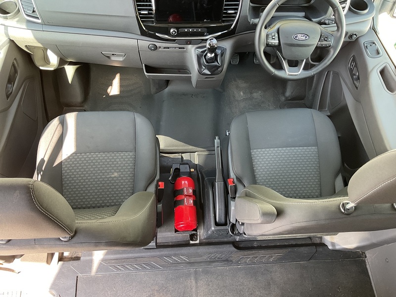 Ford 460 EcoBlue Trend 17 Seater