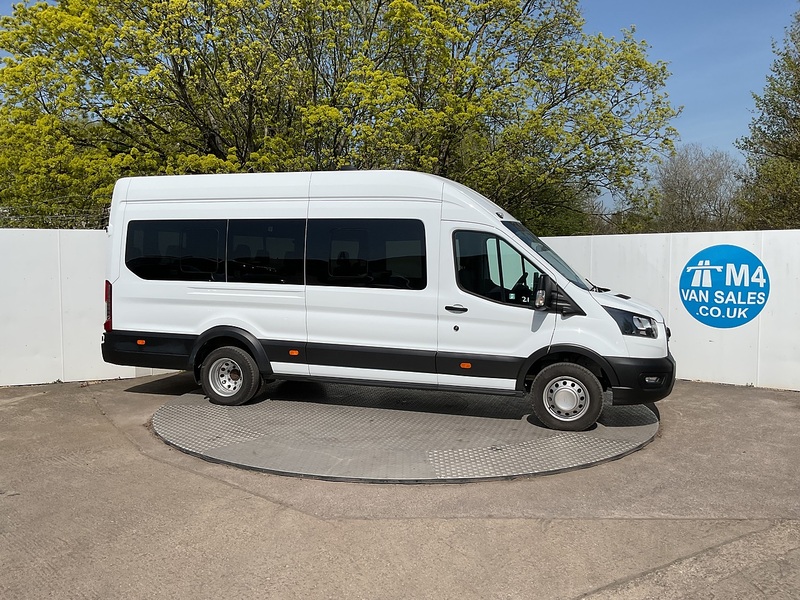 Ford 460 EcoBlue Trend 17 Seater