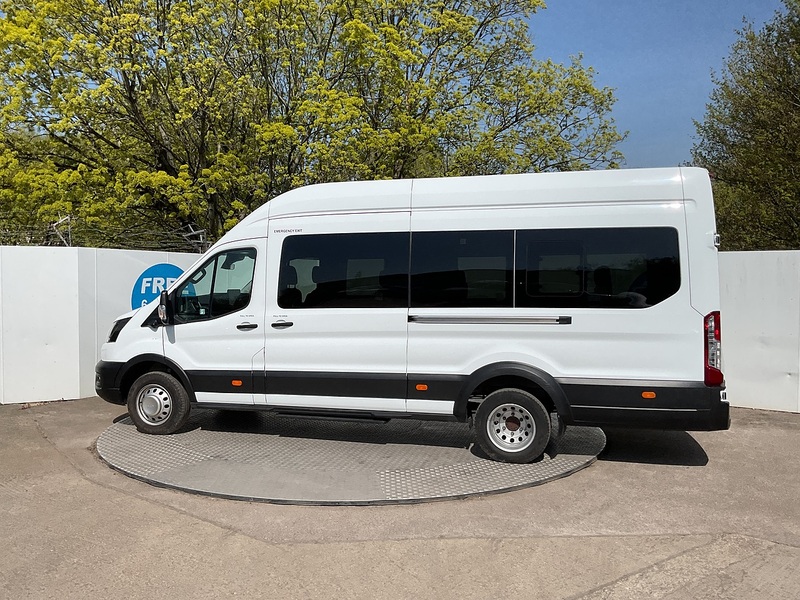 Ford 460 EcoBlue Trend 17 Seater