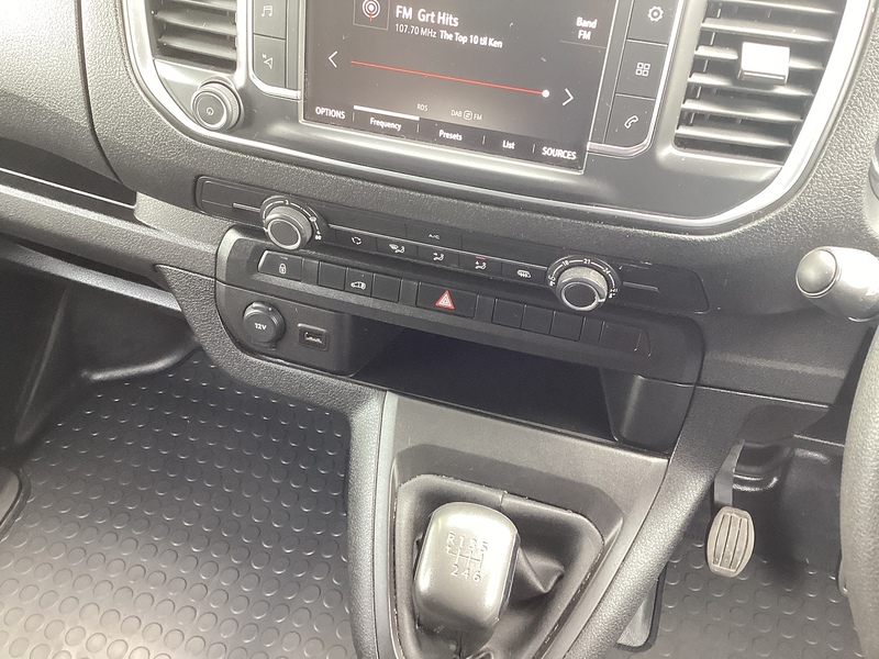 Vauxhall Turbo D 2700 Pro SWB L/R A/C Euro 6