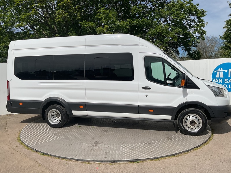 Ford TDCi 460 Trend 17 Seater
