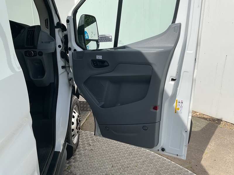 Ford TDCi 460 Trend 17 Seater
