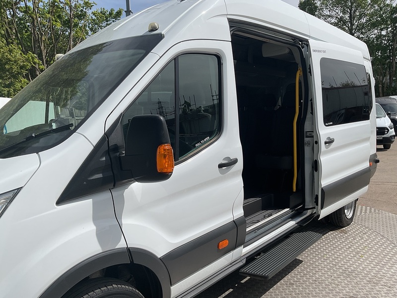 Ford TDCi 460 Trend 17 Seater