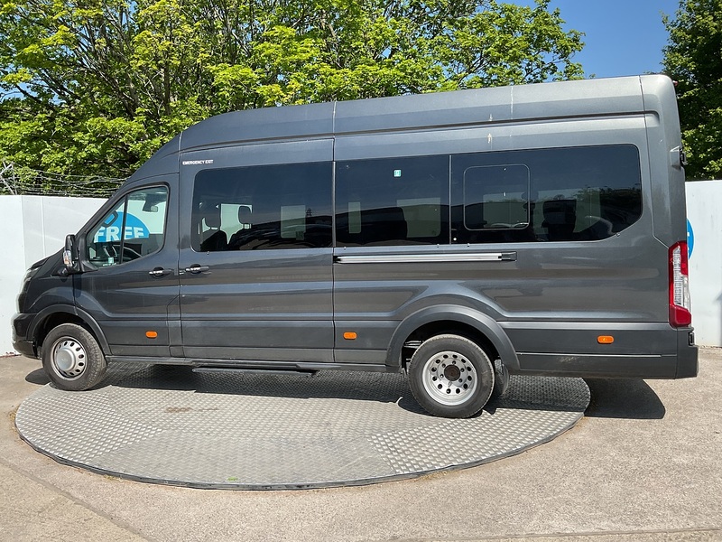 Ford 460 EcoBlue Limited 17 Seater