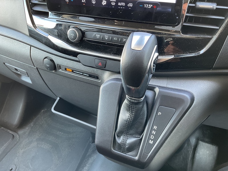 Ford 460 EcoBlue Limited 17 Seater