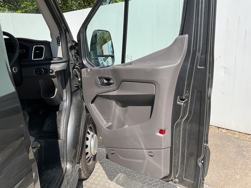 Ford 460 EcoBlue Limited 17 Seater