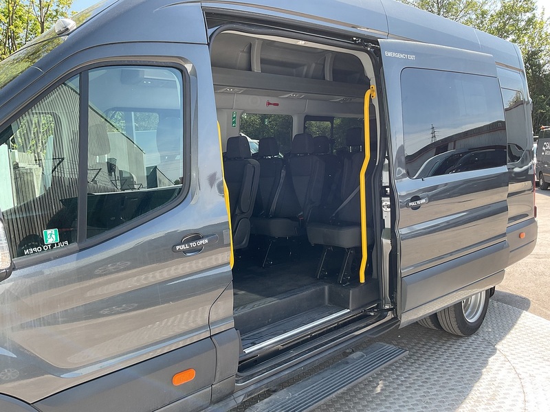 Ford 460 EcoBlue Limited 17 Seater