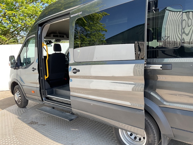 Ford 460 EcoBlue Limited 17 Seater