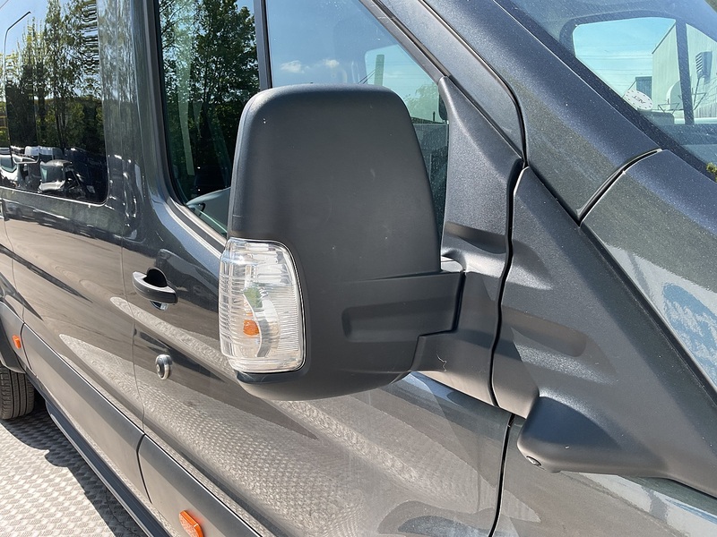 Ford 460 EcoBlue Limited 17 Seater