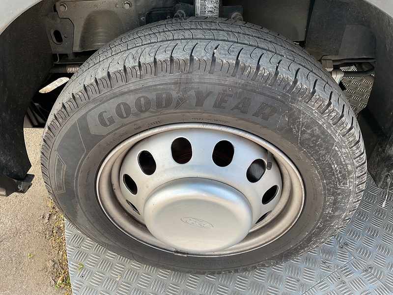 Ford 460 EcoBlue Limited 17 Seater