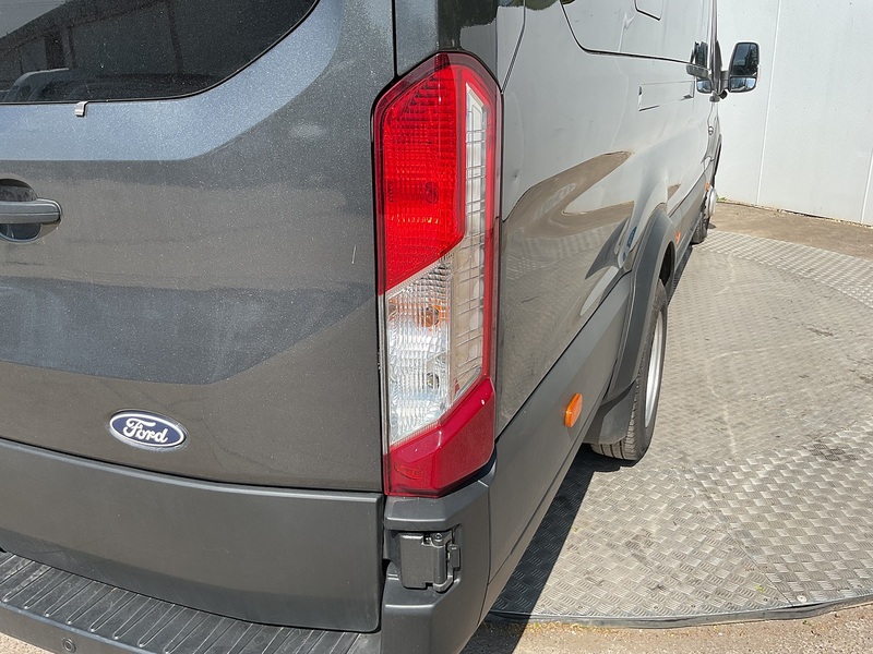 Ford 460 EcoBlue Limited 17 Seater