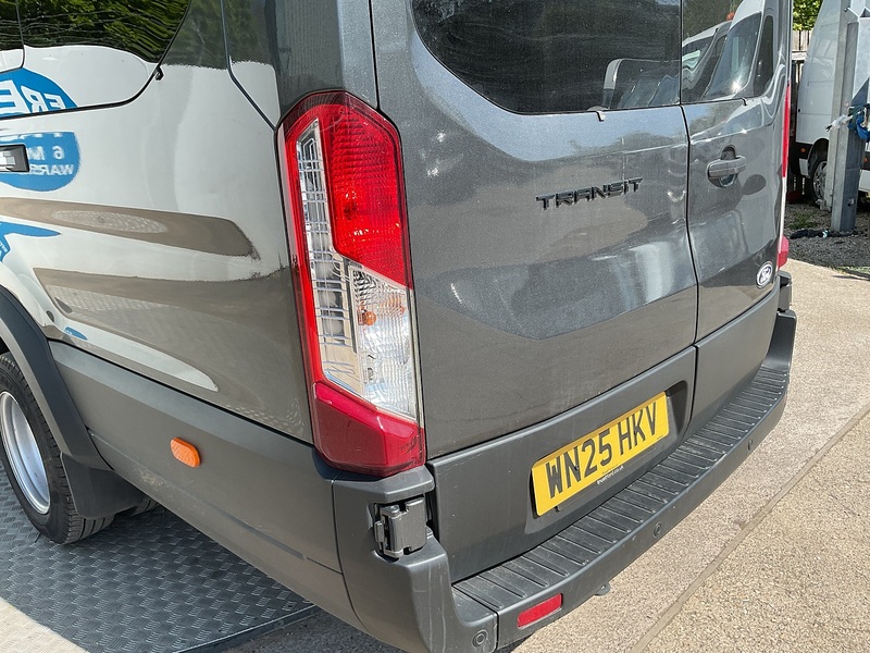 Ford 460 EcoBlue Limited 17 Seater