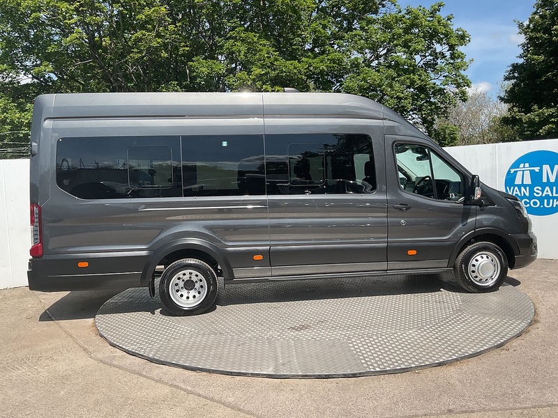 Ford 460 EcoBlue Limited 17 Seater