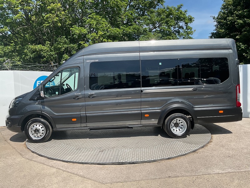 Ford 460 EcoBlue Limited 17 Seater