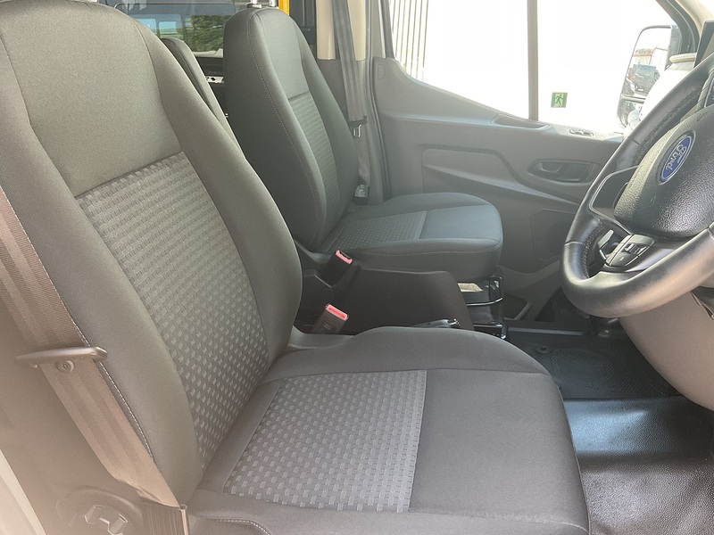Ford 460 EcoBlue Limited 17 Seater