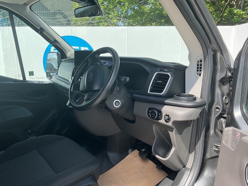 Ford 460 EcoBlue Limited 17 Seater