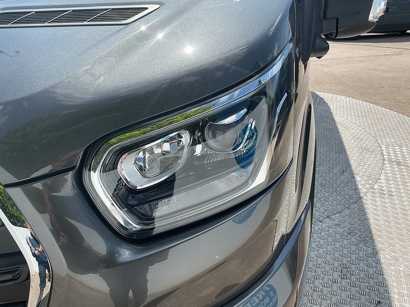 Ford 460 EcoBlue Limited 17 Seater