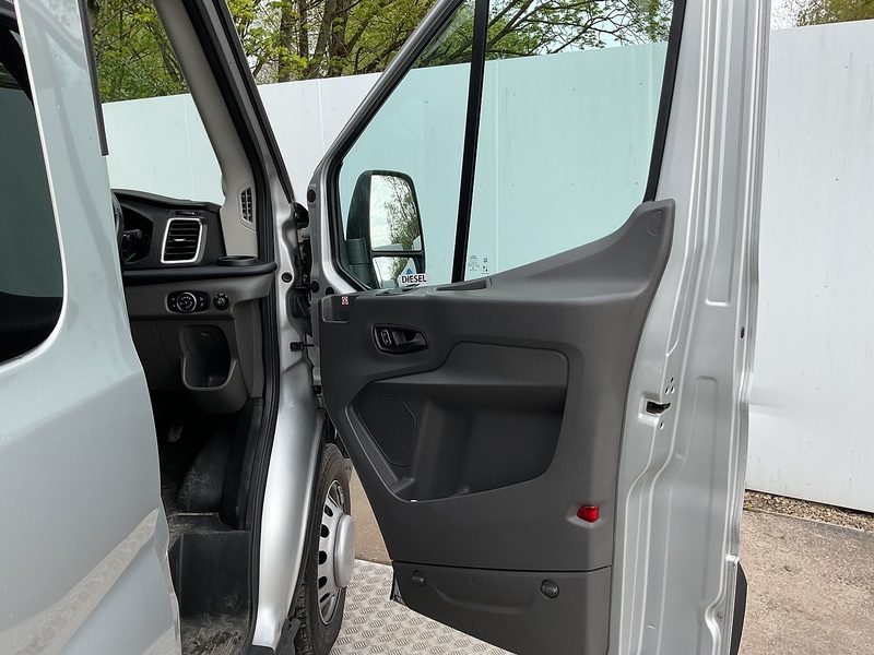 Ford 2.0 460 EcoBlue Limited Minibus Double Cab 5dr Diesel Auto RWD L4 H3 Euro 6 (s/s) (17 Seat, DRW) (170 ps)