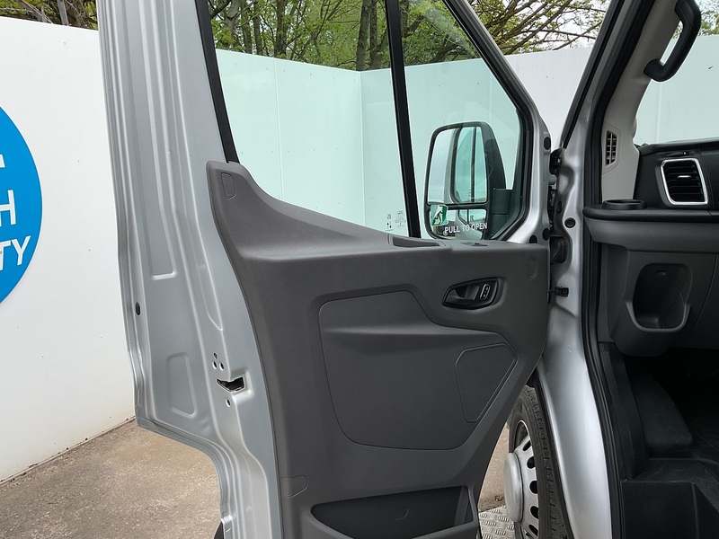 Ford 2.0 460 EcoBlue Limited Minibus Double Cab 5dr Diesel Auto RWD L4 H3 Euro 6 (s/s) (17 Seat, DRW) (170 ps)