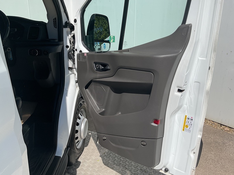 Ford 2.0 460 EcoBlue Leader Minibus Double Cab 5dr Diesel Manual RWD L4 H3 Euro 6 (s/s) (17 Seat, DRW) (130 ps)