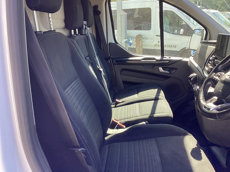Ford 300 EcoBlue Limited LWB L/R A/C Euro 6