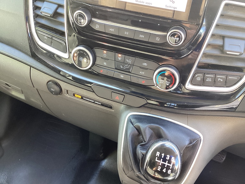 Ford 300 EcoBlue Limited LWB L/R A/C Euro 6