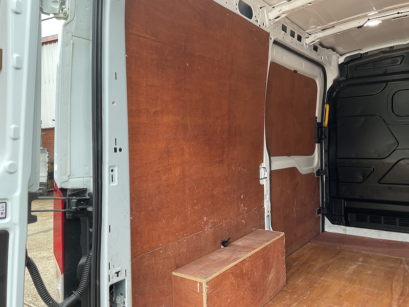 Ford Transit 290 EcoBlue Leader MWB M/R Leader A/C Euro 6