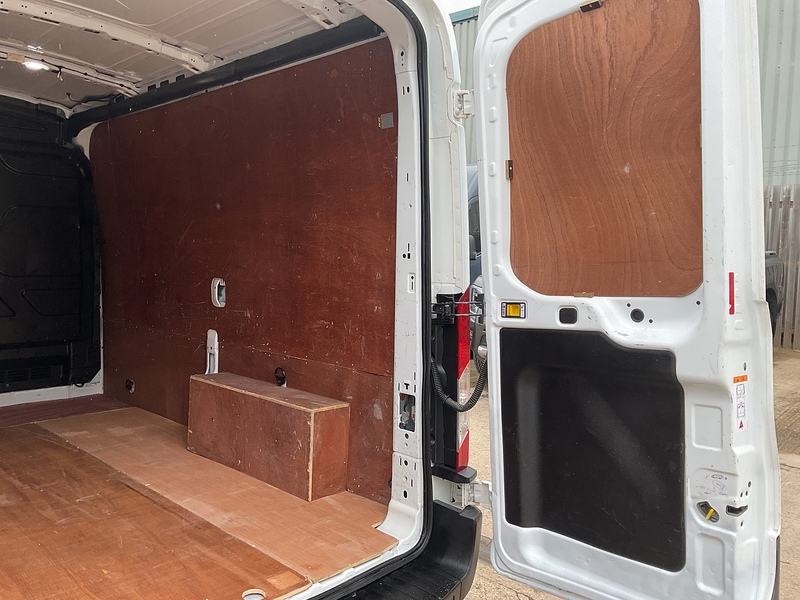 Ford Transit 290 EcoBlue Leader MWB M/R Leader A/C Euro 6
