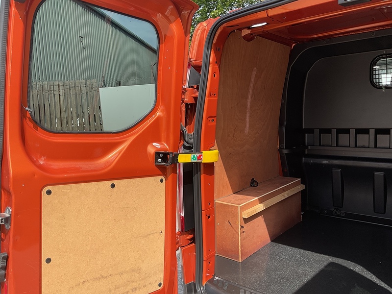 Ford 320 EcoBlue Active SWB Crewcab L/R Euro 6