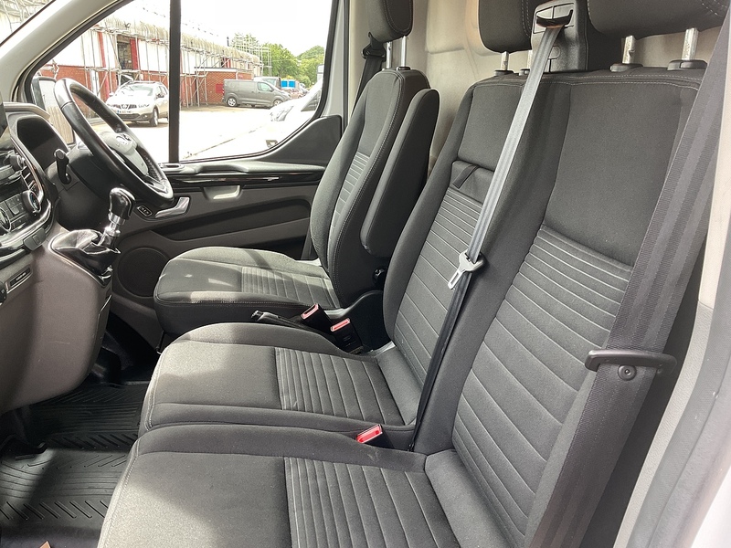 Ford 300 EcoBlue Limited SWB L/R A/C Euro 6