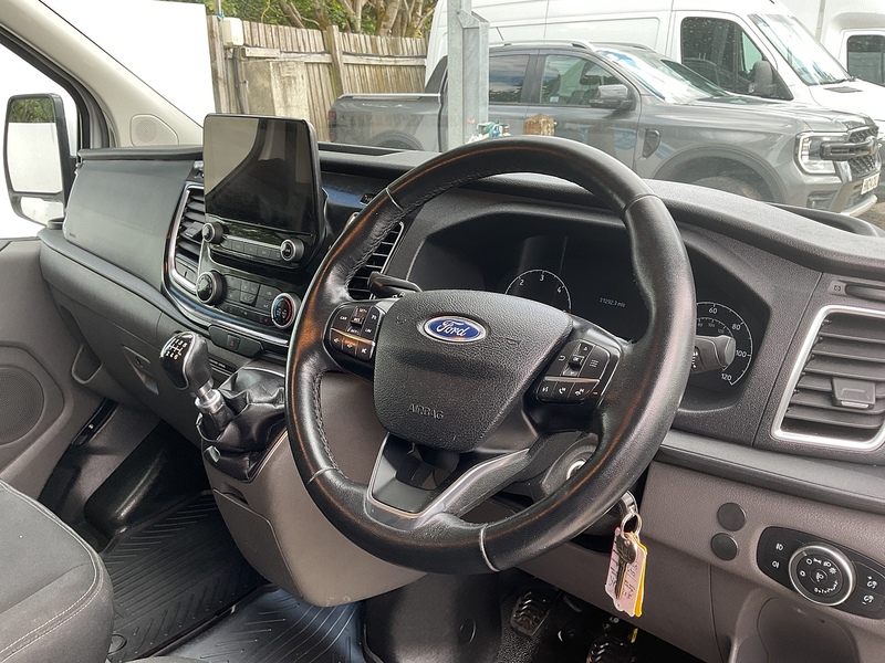 Ford 300 EcoBlue Limited SWB L/R A/C Euro 6