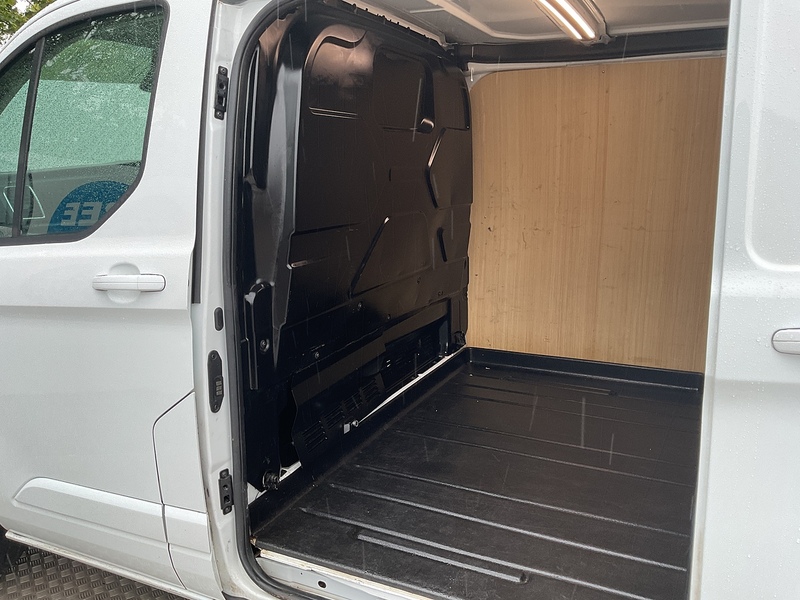 Ford 300 EcoBlue Limited LWB L/R A/C Euro 6