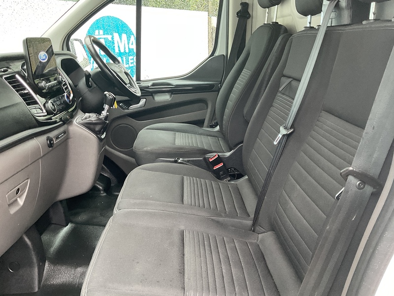 Ford 300 EcoBlue Limited LWB L/R A/C Euro 6
