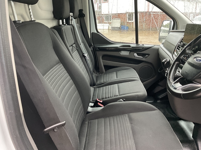 Ford 300 EcoBlue Limited LWB L/R A/C Euro 6