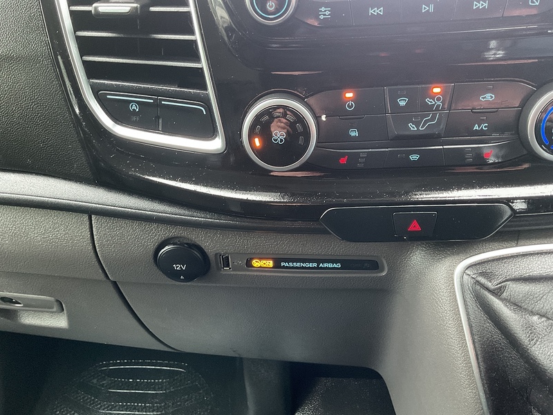 Ford 300 EcoBlue Limited LWB L/R A/C Euro 6