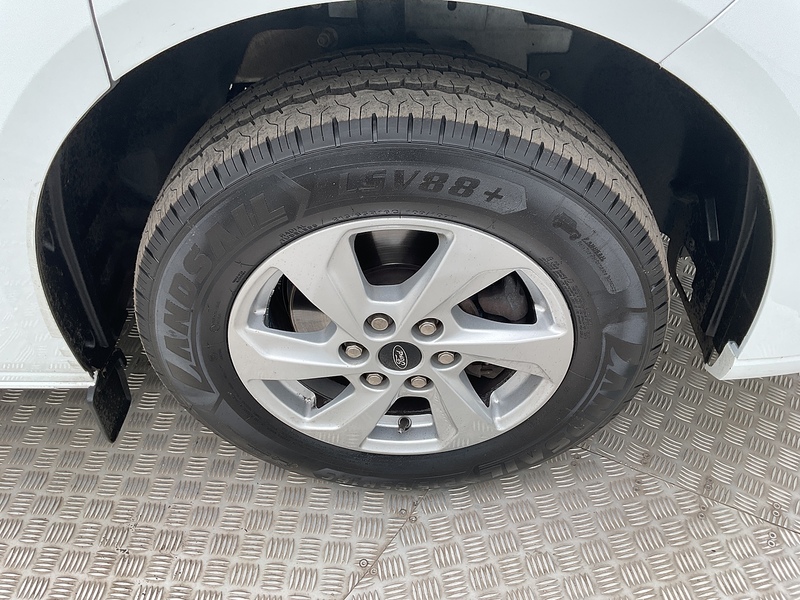 Ford 300 EcoBlue Limited L/R LWB A/C Euro 6