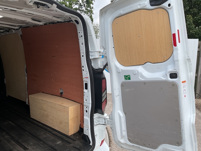 Ford 300 EcoBlue Limited L/R LWB A/C Euro 6