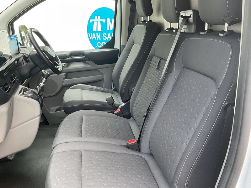 Ford 300 EcoBlue Limited L/R LWB A/C Euro 6
