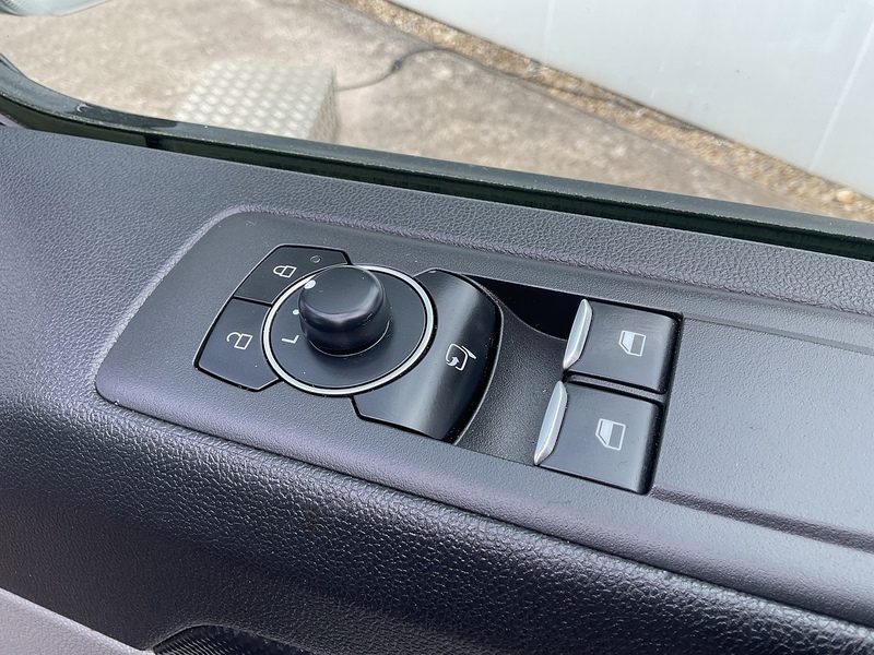 Ford 300 EcoBlue Limited L/R LWB A/C Euro 6