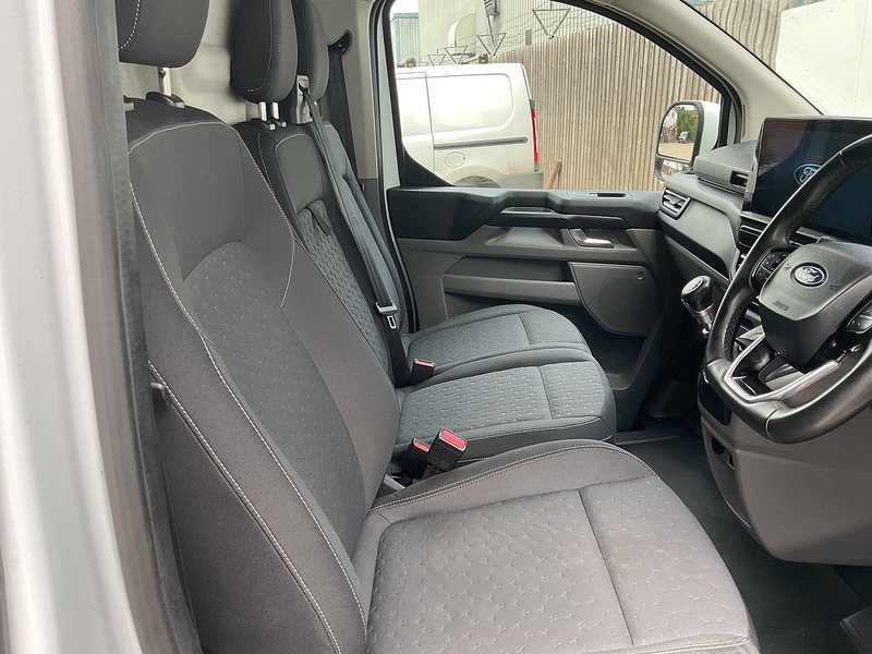Ford 300 EcoBlue Limited L/R LWB A/C Euro 6