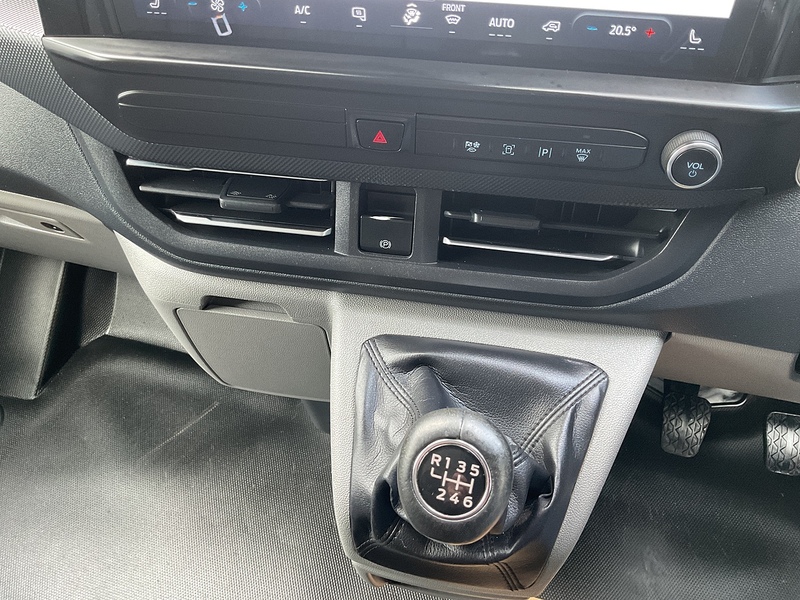 Ford 300 EcoBlue Limited L/R LWB A/C Euro 6