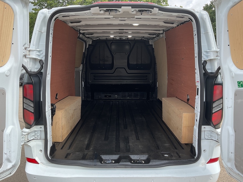 Ford 300 EcoBlue Limited L/R LWB A/C Euro 6
