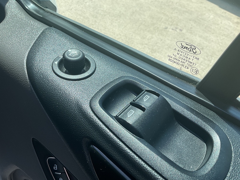 Ford 320 EcoBlue Limited SWB L/R A/C Euro 6