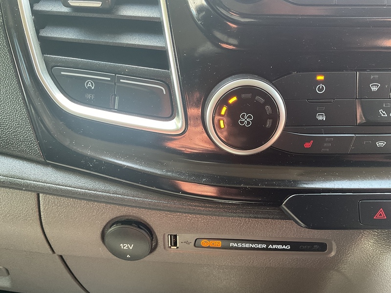 Ford 320 EcoBlue Limited SWB L/R A/C Euro 6